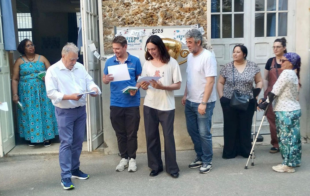Photo illustrant la remise du Diplôme d'Honneur aux nouveaux bacheliers 2025