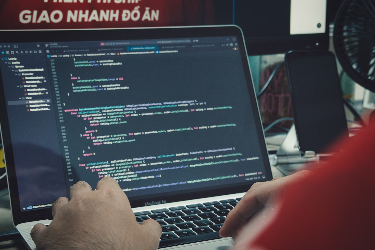 Photo d'un homme en train de coder sur un ordinateur portable